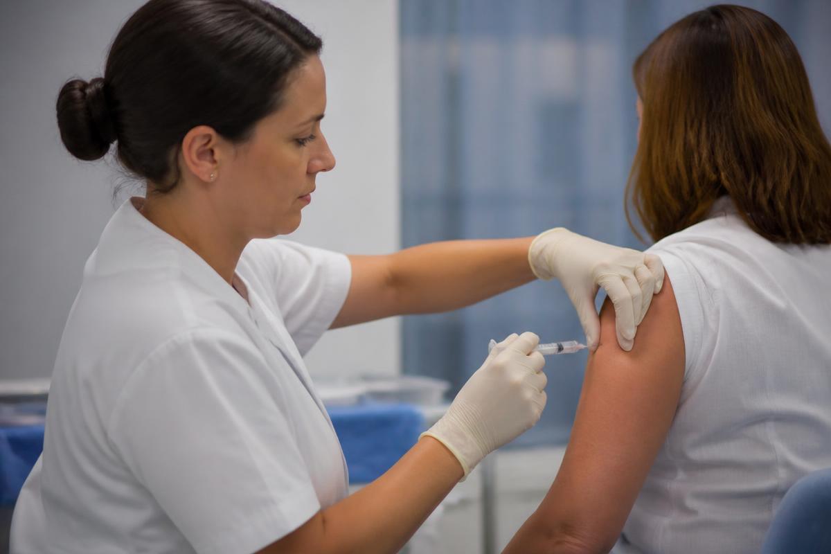 Vitamin D injection administered by a nurse at LINNA Clinic