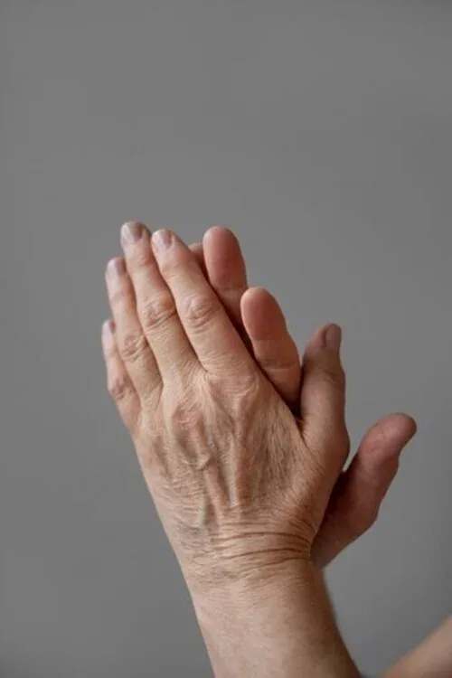 5 เคล็ดลับแก้ปัญหามือเหี่ยว ให้มือกลับมาเนียนนุ่ม อ่อนเยาว์เหมือนมือเด็ก