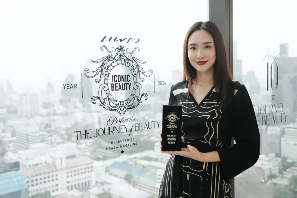 ตัวแทนทีมผู้บริหาร LINNA Clinic รับรางวัล “The Best HIFU Technique for Skin Lifting”