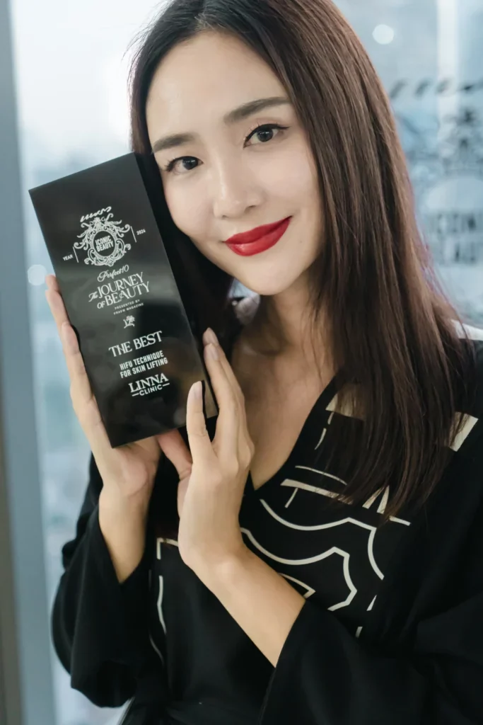 ตัวแทนทีมผู้บริหาร LINNA Clinic รับรางวัล “The Best HIFU Technique for Skin Lifting”