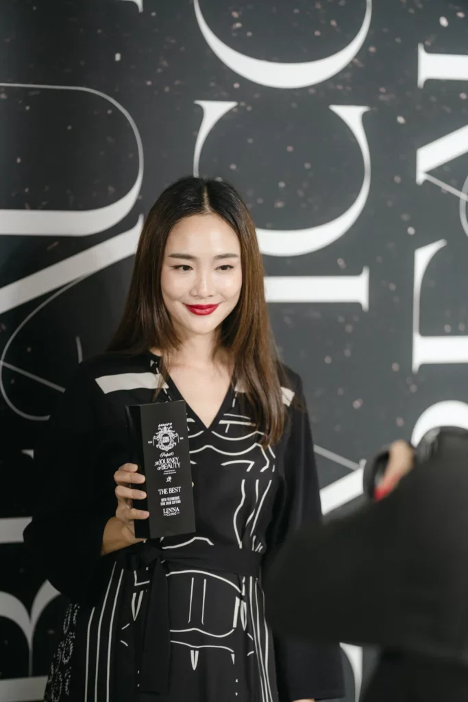 ตัวแทนทีมผู้บริหาร LINNA Clinic รับรางวัล “The Best HIFU Technique for Skin Lifting”