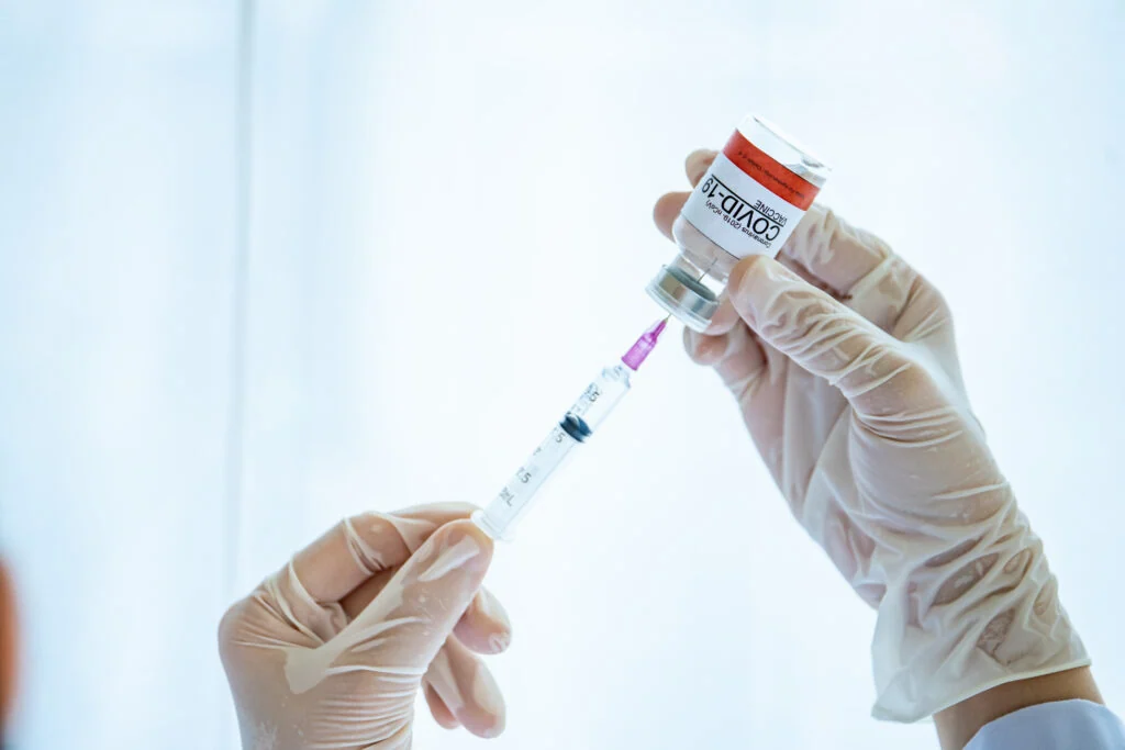 الآثار الجانبية للقاحي كوفيد-19 بتقنية mRNA من Pfizer وModerna وطرق استعادة الصحة